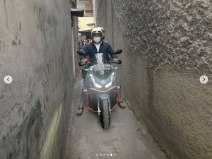 Ridwan Kamil Tahun Baruan Naik ADV Masuk Gang Sempit, Ngapain Kang?