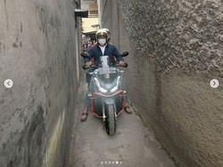 Ridwan Kamil Tahun Baruan Naik ADV Masuk Gang Sempit, Ngapain Kang?