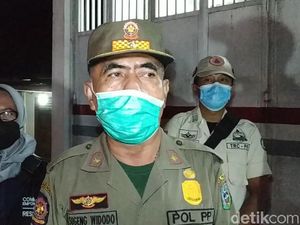 Satpol PP Pacitan Tutup Kios yang Nekat Buka Saat Jam Malam