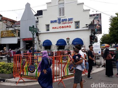 Foto: Pagar Besi Oranye Kelilingi Plang Jalan Malioboro