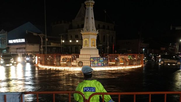 Polisi berjaga jelang pergantian tahun baru 2021 di Tugu Pal Putih Yogyakarta, Kamis (31/12/2020). Pemda D.I Yogyakarta menutup destinasi wisata di empat kabupaten pada malam Tahun Baru 2021 untuk mencegah kerumunan massa yang dapat menjadi media penularan COVID-19. ANTARA FOTO/Andreas Fitri Atmoko/rwa.