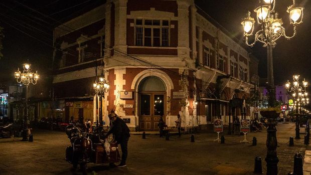 Suasana kawasan Kota Lama lengang usai penutupan sejumlah jalan protokol di Semarang, Jawa Tengah, Kamis (31/12/2020). Pemkot Semarang menutup sembilan jalan protokol Kota Semarang saat malam pergantian Tahun Baru 2020/2021 hingga Sabtu (2/1/2021) pukul 06:00 WIB guna meminimalkan kerumunan di sejumlah lokasi yang biasa digunakan masyarakat untuk berkumpul merayakan malam pergantian tahun sebagai upaya mencegah penyebaran COVID-19. ANTARA FOTO/Aji Styawan/rwa.