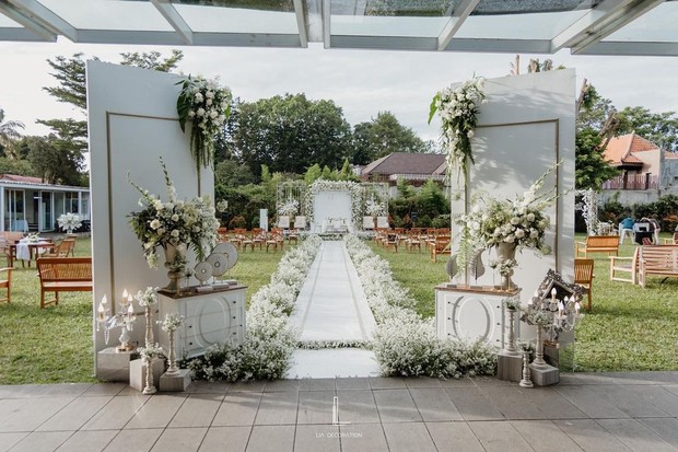 Dekorasi putih mendominasi acara pernikahan nabila