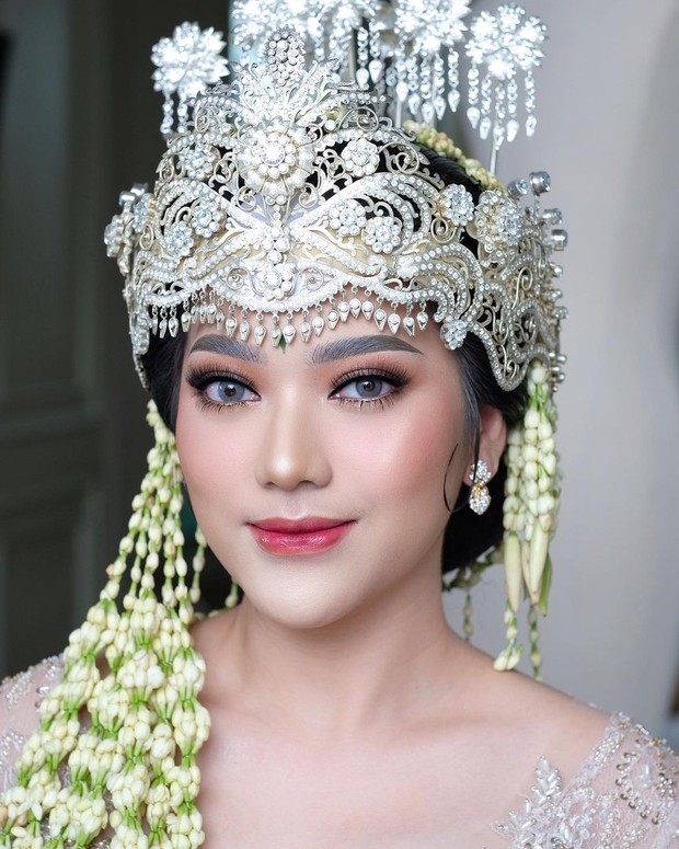 Makeup flawless dan siger sunda