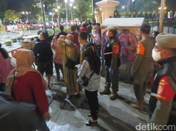 Saat Petugas Gabungan Bubarkan Kerumunan di Titik Nol Kilometer Yogyakarta