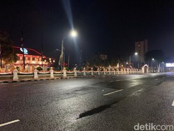 Sayup Suara Kembang Api Iringi Sunyinya Pergantian Tahun di Surabaya