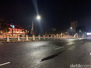 Sayup Suara Kembang Api Iringi Sunyinya Pergantian Tahun di Surabaya Sayup Suara Kembang Api Iringi Sunyinya Pergantian Tahun di Surabaya