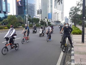 Hari Pertama 2021, Sejumlah Warga Berolahraga di Kawasan Sudirman-Thamrin