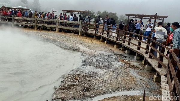Potret Wisatawan Dieng yang Membludak di Awal Tahun