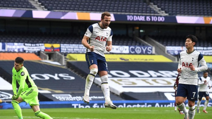 1294130726 LONDON, ENGLAND - JANUARY 02: Harry Kane of Tottenham Hotspur celebrates after scoring their teams first goal from the penalty spot during the Premier League match between Tottenham Hotspur and Leeds United at Tottenham Hotspur Stadium on January 02, 2021 in London, England. The match will be played without fans, behind closed doors as a Covid-19 precaution. (Photo by Andy Rain - Pool/Getty Images)