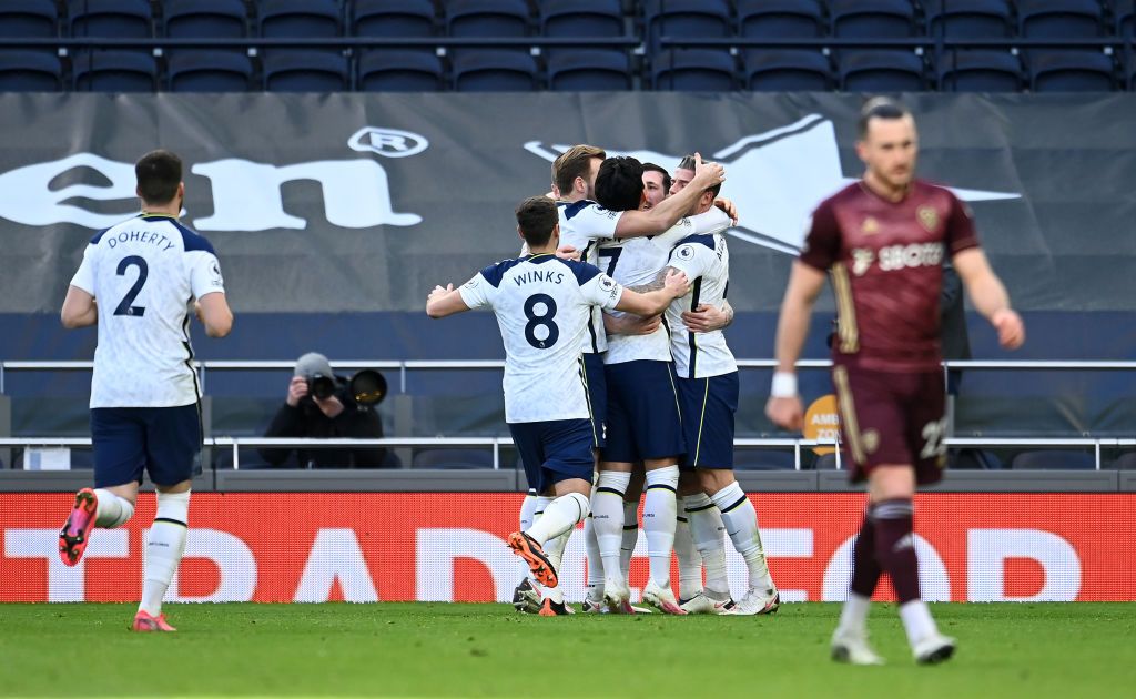 LONDON, ENGLAND - JANUARY 02: Toby Alderweireld of Tottenham Hotspur celebrates with his teammates after scoring his team's third goal during the Premier League match between Tottenham Hotspur and Leeds United at Tottenham Hotspur Stadium on January 02, 2021 in London, England.  The game will be played without fans, behind closed doors as a Covid-19 precaution.  (Photo by Andy Rain - Pool / Getty Images)