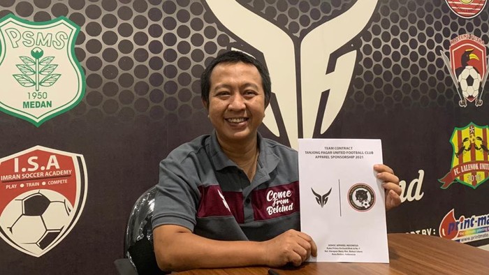 Apparel olahraga asal Indonesia, Adhoc Apparel, menjalin kerja sama dengan tim sepakbola asal Singapura, Tanjong Pagar United FC.