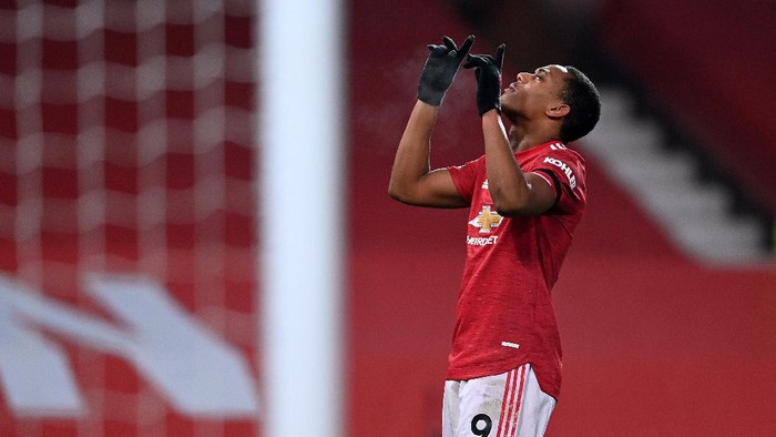 MANCHESTER, ENGLAND - JANUARY 01: Anthony Martial of Manchester United celebrates after scoring their teams first goal during the Premier League match between Manchester United and Aston Villa at Old Trafford on January 01, 2021 in Manchester, England. The match will be played without fans, behind closed doors as a Covid-19 precaution. (Photo by Laurence Griffiths/Getty Images)
