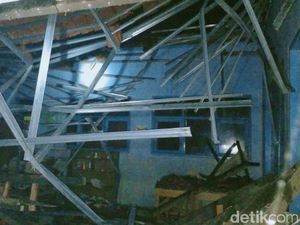 Hujan Deras, Atap Bangunan SD di Ciamis Ambruk