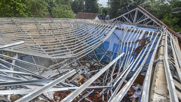 Atap Sekolah di Ciamis Ambruk Imbas Hujan Deras