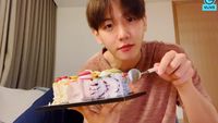 Baekhyun EXO Doyan Banget Makan Es Krim, Intip Yuk Momennya!
