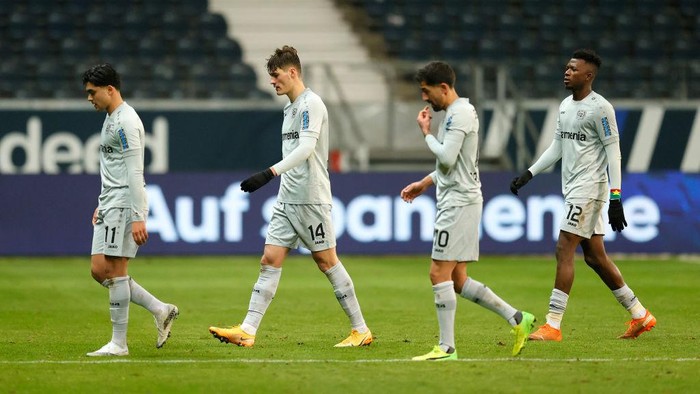 FRANKFURT AM MAIN, GERMANY - JANUARY 02: Nadiem Amiri, Patrik Schick, Kerem Demirbay and Edmond Tapsoba of Bayer Leverkusen look dejected following their sides defeat in the Bundesliga match between Eintracht Frankfurt and Bayer 04 Leverkusen at Deutsche Bank Park on January 02, 2021 in Frankfurt am Main, Germany. Sporting stadiums around Germany remain under strict restrictions due to the Coronavirus Pandemic as Government social distancing laws prohibit fans inside venues resulting in games being played behind closed doors. (Photo by Ronny Wittek - Pool/Getty Images)