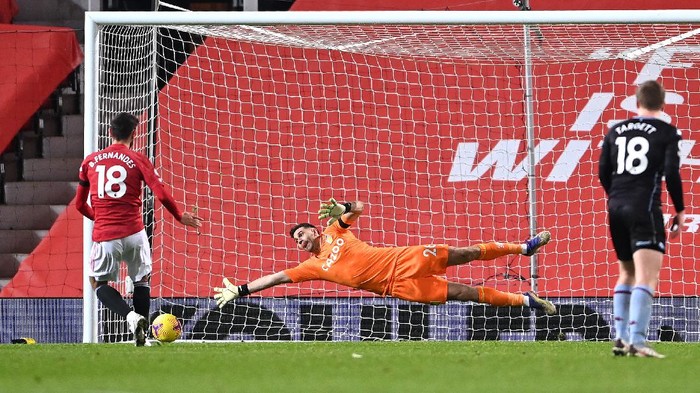 MANCHESTER, ENGLAND - JANUARY 01: Bruno Fernandes of Manchester United scores their teams second goal from the penalty spot past Emiliano Martinez of Aston Villa during the Premier League match between Manchester United and Aston Villa at Old Trafford on January 01, 2021 in Manchester, England. The match will be played without fans, behind closed doors as a Covid-19 precaution. (Photo by Laurence Griffiths/Getty Images)