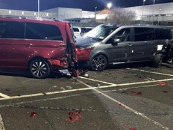 Tak Terima Dipecat, Buruh Pabrik Gilas 50 Mobil Mercedes-Benz Pakai Stum