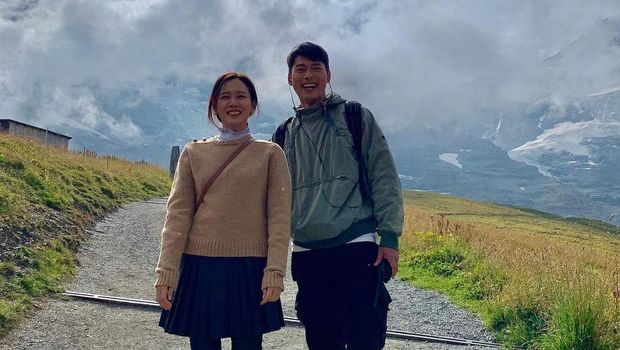 Cantiknya Son Ye Jin Saat Potong Kue dan Pose Depan Coffee Truck