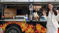 Cantiknya Son Ye Jin Saat Potong Kue dan Pose Depan Coffee Truck