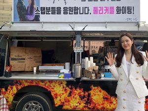 Cantiknya Son Ye Jin Saat Potong Kue dan Pose Depan Coffee Truck