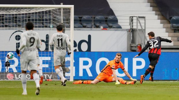 FRANKFURT AM MAIN, GERMANY - JANUARY 02: Amin Younes of Eintracht Frankfurt scores their team's first goal during the Bundesliga match between Eintracht Frankfurt and Bayer 04 Leverkusen at Deutsche Bank Park on January 02, 2021 in Frankfurt am Main, Germany. Sporting stadiums around Germany remain under strict restrictions due to the Coronavirus Pandemic as Government social distancing laws prohibit fans inside venues resulting in games being played behind closed doors. (Photo by Ronny Wittek - Pool/Getty Images)