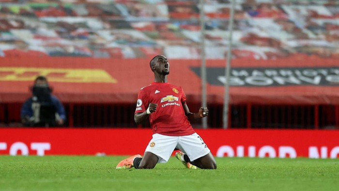 Eric Bailly MANCHESTER, ENGLAND - JANUARY 01: Eric Bailly of Manchester United celebrates at the final whistle of the Premier League match between Manchester United and Aston Villa at Old Trafford on January 01, 2021 in Manchester, England. The match will be played without fans, behind closed doors as a Covid-19 precaution. (Photo by Carl Recine - Pool/Getty Images)