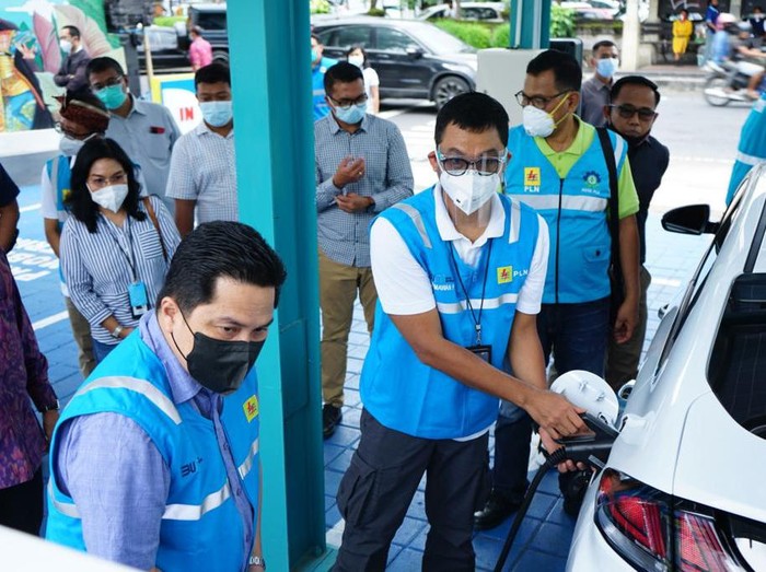Erick Thohir mengecek stasiun pengisian kendaraan listrik