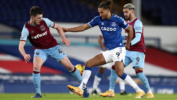 LIVERPOOL, ENGLAND - JANUARY 01: Dominic Calvert-Lewin of Everton is challenged by Declan Rice and Said Benrahma of West Ham United during the Premier League match between Everton and West Ham United at Goodison Park on January 01, 2021 in Liverpool, England. The match will be played without fans, behind closed doors as a Covid-19 precaution. (Photo by Jan Kruger/Getty Images)