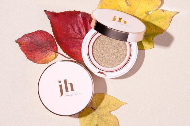 Cobalah gunakan produk-produk cushion mulai dari foundation, blush, hingga eyebrows