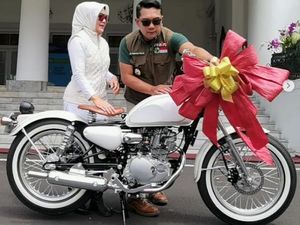 Uwu Banget, Ridwan Kamil Hadiahi Istrinya Motor Klasik di Ulang Tahun Pernikahan