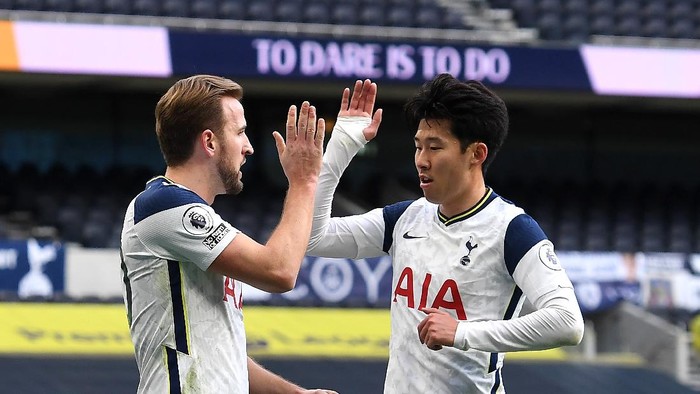 LONDON, ENGLAND - JANUARY 02: Harry Kane of Tottenham Hotspur celebrates with teammate Son Heung-Min of Tottenham Hotspur after scoring their teams first goal from the penalty spot during the Premier League match between Tottenham Hotspur and Leeds United at Tottenham Hotspur Stadium on January 02, 2021 in London, England. The match will be played without fans, behind closed doors as a Covid-19 precaution. (Photo by Andy Rain - Pool/Getty Images)