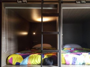 Tahun Baru di Hotel Kapsul Tahun Baru di Hotel Kapsul