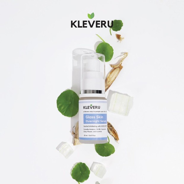 https://www.instagram.com/kleveruorganics/ KLEVERU Glass Skin Overnight Serum berfungsi mengangkat sel-sel kulit mati dan mendorong regenerasi sel baru sehingga membuat kulit tampak lebih muda, sehat, juga glowing.