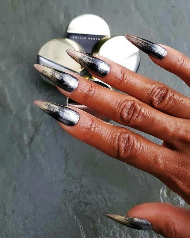 Bentuk kuku ini memang mencolok dan susah untuk dibuat bahkan dirawat.