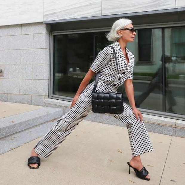 Cobalah pakai jumpsuit bermotif kotak agar tampilan terlihat chic.