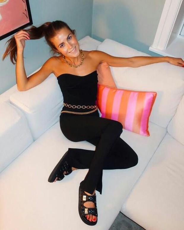 Cara termudah untuk melengkapi jumpsuit tanpa tali adalah menambahkan ikat pinggang.