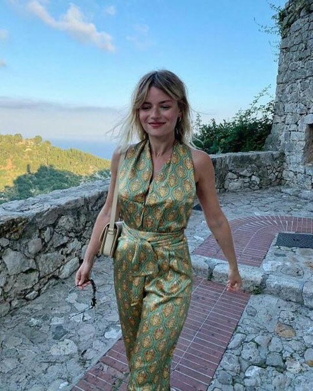 Jumpsuit motif akan membuat tampilan menarik dari ujung kaki hingga kepala.