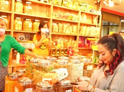 Dikenal Glamour, Jennifer Jill Habiskan Rp 4 Juta buat Beli Keripik