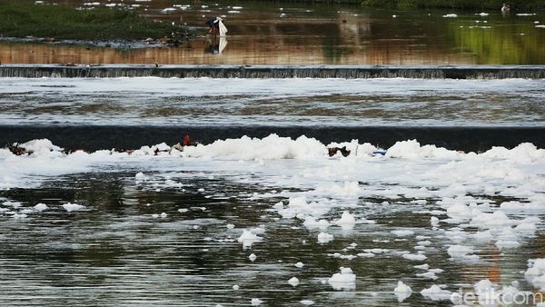 Banjir Kanal Timur di Awal Tahun Penuh Busa Limbah