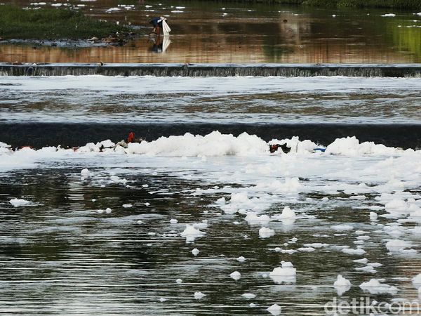 Banjir Kanal Timur di Awal Tahun Penuh Busa Limbah