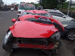 Terobos Lampu Merah, Mobil Seruduk Pemotor di Jakpus