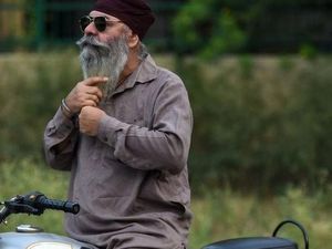 Kisah Cinta India dengan Sepeda Motor Klasik Buatan Inggris