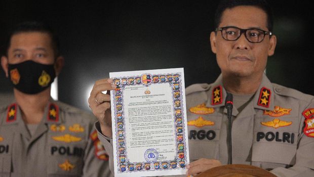 Kadivhumas Polri Irjen Pol Argo Yuwono (kanan) didampingi Karopenmas Brigjen Pol Rusdi Hartono (kiri) menunjukkan surat Maklumat Kapolri tentang Larangan Simbol FPI di kantor Bareskrim, Mabes Polri, Jakarta, Jumat  (1/1/2021). Kapolri  Jenderal Pol Idham Azis mengeluarkan maklumat soal pelarangan simbol, serta kegiatan Front Pembela Islam (FPI) dan meminta masyarakat untuk tidak terlibat baik secara langsung maupun tidak langsung dalam mendukung dan memfasilitasi kegiatan serta menggunakan simbol dan atribut FPI.  ANTARA FOTO/ Reno Esnir/aww.