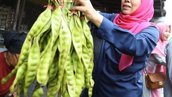 Momen Seru Khofifah Saat Borong Petai hingga Minum Jamu