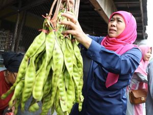 Momen Seru Khofifah Saat Borong Petai hingga Minum Jamu Momen Seru Khofifah Saat Borong Petai hingga Minum Jamu