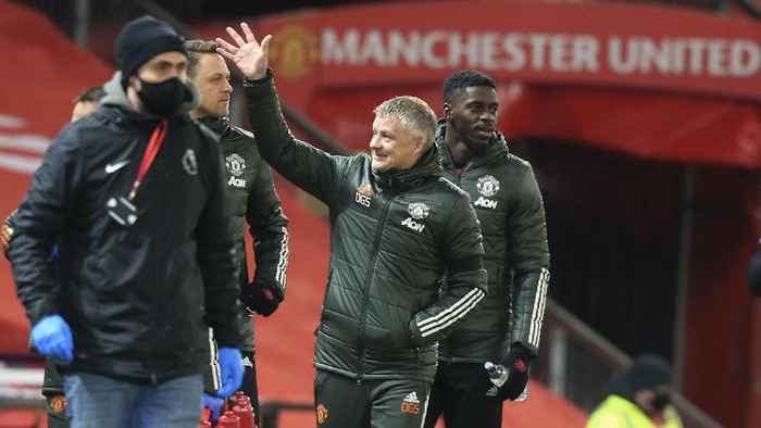 Manchester Uniteds manager Ole Gunnar Solskjaer waves towards the directors box as he walks to the technical area ahead of the English Premier League soccer match between Manchester United and Aston Villa at Old Trafford in Manchester, England, Friday, Jan. 1, 2021. (Lindsey Parnaby/ Pool via AP)
