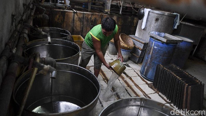 Pekerja menata peralatan saat menggelar aksi mogok berproduksi di salah satu pabrik tahu di Jakarta, Sabtu (2/1/2021). Sejumlah produsen tahu dan tempe di Jabodetabek menggelar aksi mogok berproduksi sebagai protes dari naiknya harga kedelai di pasaran yang mencapai Rp9.000 per kilogram dari harga normal Rp7.000 per kilogram. Mereka berharap pemerintah segera mengambil kebijakan menurunkan harga kedelai karena membebani pelaku usaha UMKM tersebut. ANTARA FOTO/Hafidz Mubarak A/pras.