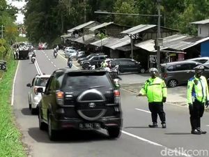 Pemeriksaan Rapid Antigen di Perbatasan Subang-Bandung